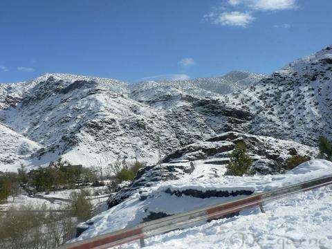 La route du col de Tichka disparait sous la neige