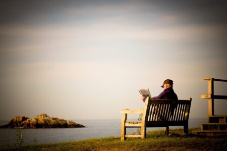 Un vieil homme sur un banc, face à la mer