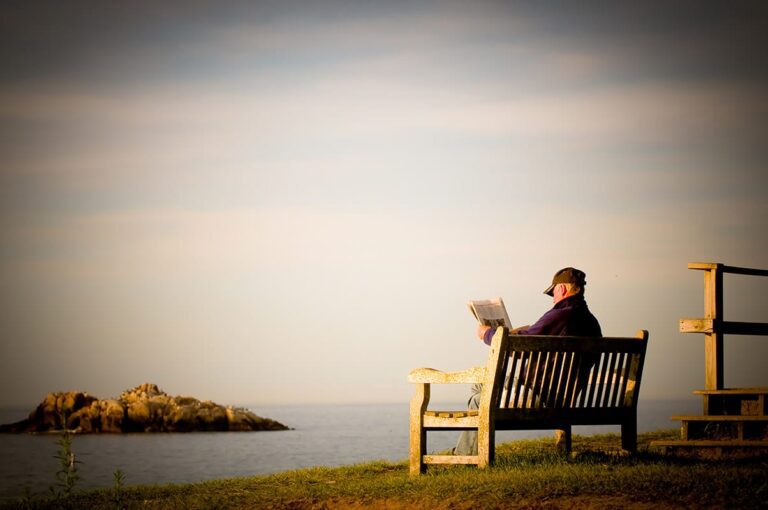 Tous ces mots arabes Un vieil homme sur un banc, face à la mer