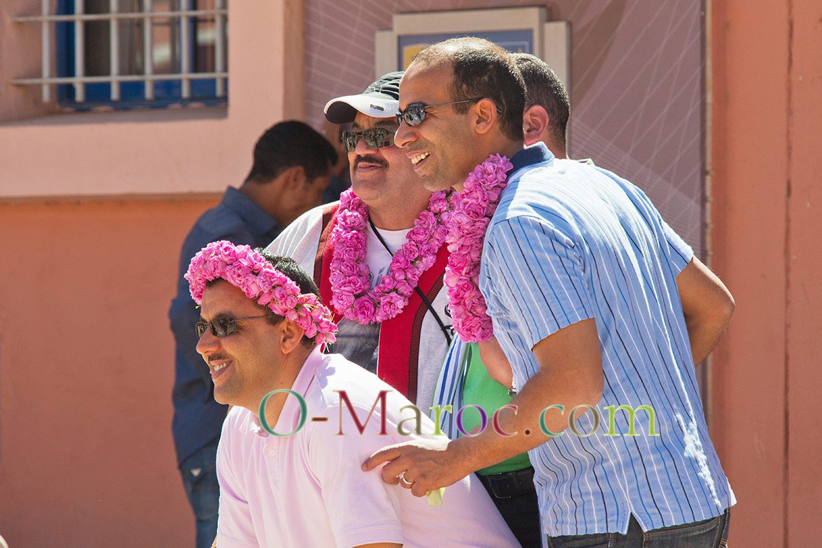 Plusieurs hommes assistant au Moussem des Roses portent des colliers
