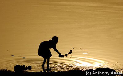 Chercher de l'eau au Mali par Anthony Asael