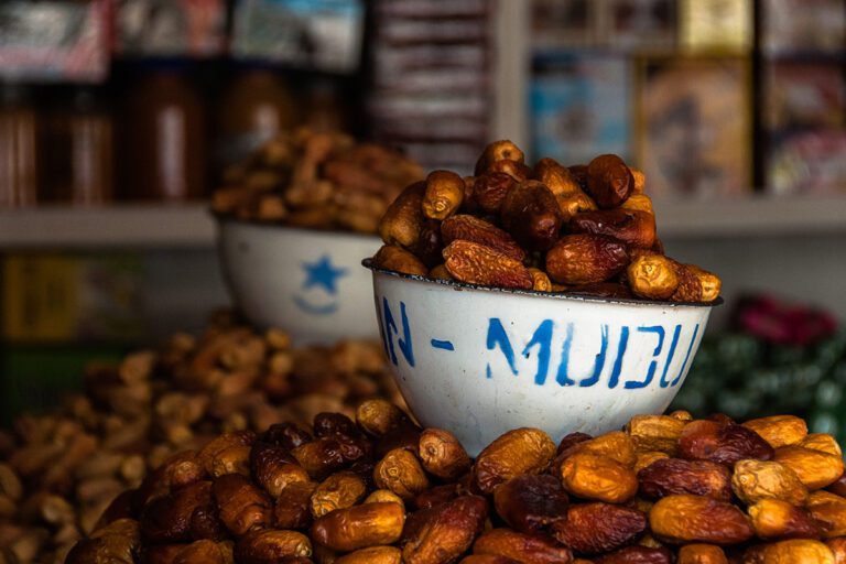 Tourisme pendant Ramadan Bols de dattes sur un marché