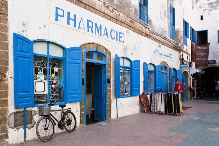 Une pharmacie à la façade en bleu et blanc