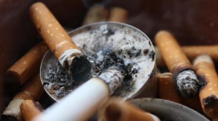 Mégots de cigarettes dans un cendrier