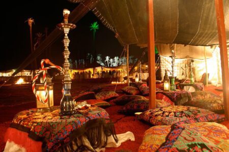 Tente luxueusement aménagée dans un bivouac de luxe, le soir