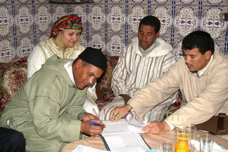 Les mariés, l'adoul et l'oncle