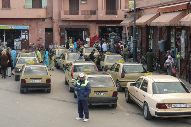 Les taxis de Marrakech Taxis marrakchis à l'entrée de la medina