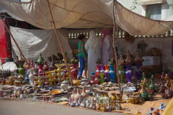 Etalage de poteries au moussem de Moulay Abdellah Amghar