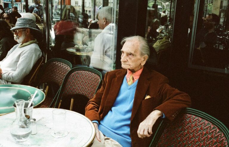 Albert Cossery à une terrasse de Saint Germain des Prés
