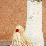 Femme en haïk blanc et foulard rouge, à Essaouira