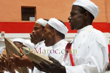 Défilé de la troupe des Gnaouas, tambours à la main