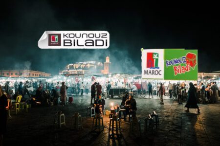 Logo Kounouz Biladi sur fond de Jemaa Fna