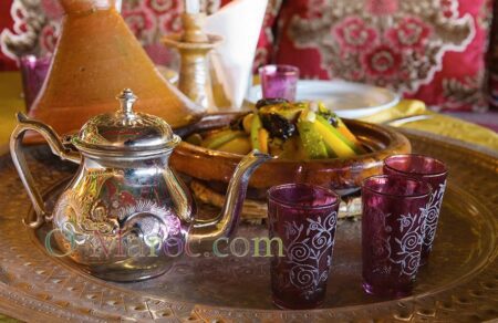 Le thé et le tajine sur un plateau