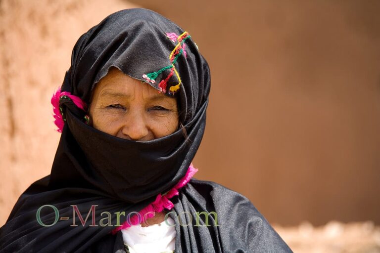 Vieille femme berbère de la vallée du Draa avec son châle noir brodé
