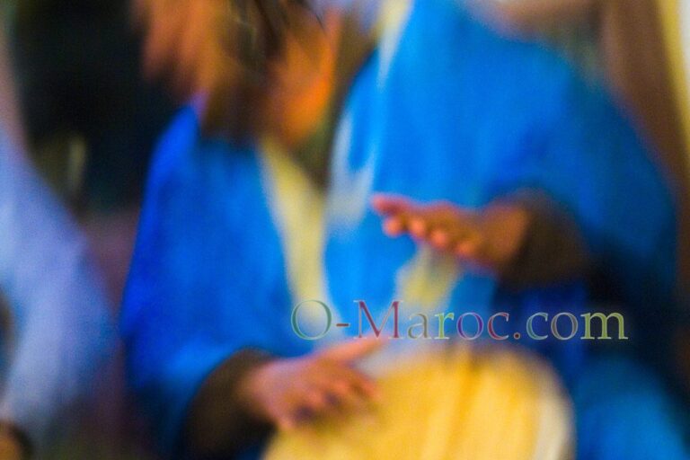 Gros plan sur les mains d'un joueur de djembe