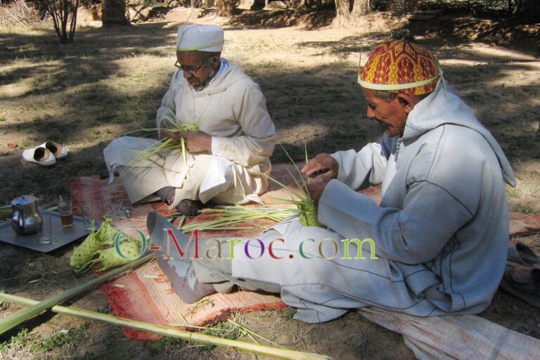 Celui qui t’enseigne vaut mieux que celui qui te donne Préparation des paniers de palmes pour la fête d'Achoura