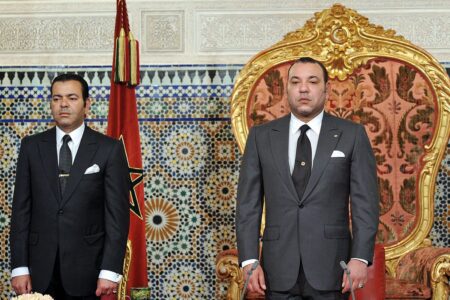Le roi Mohammed VI, à la fin de son discours, accompagné de Moulay Rachid
