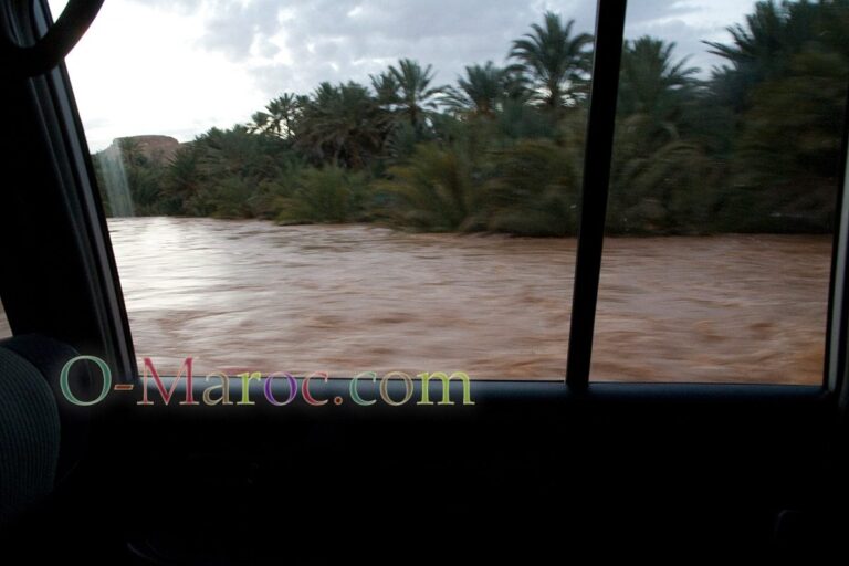 Pluies, inondations, pistes et routes au Maroc L'oued déborde, il faut attendre