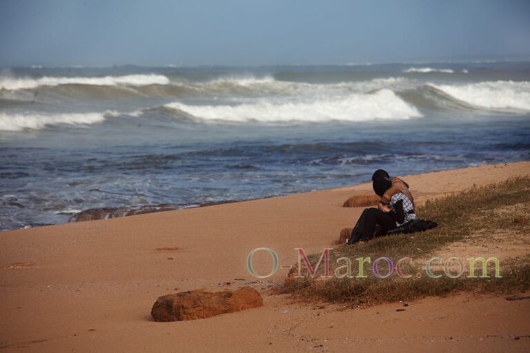 Jeune couple marocain isolé sur une plage