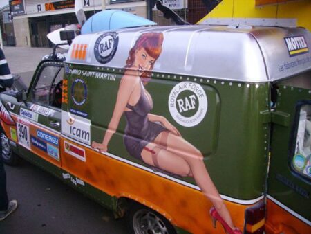 La pinup peinte sur la carrosserie