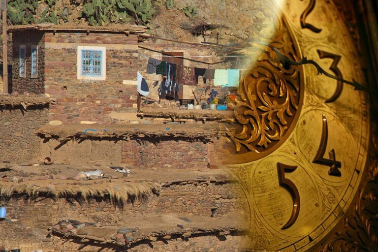 Une horloge superposée à un petit village dans l'Atlas