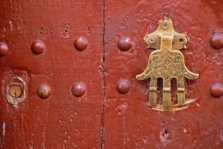 Heurtoir en laiton, en forme de main de Fatima
