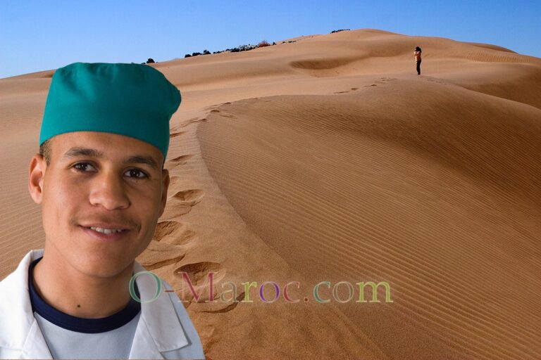 Le désert médical marocain Portrait d'un infirmier devant les dunes de Merzouga