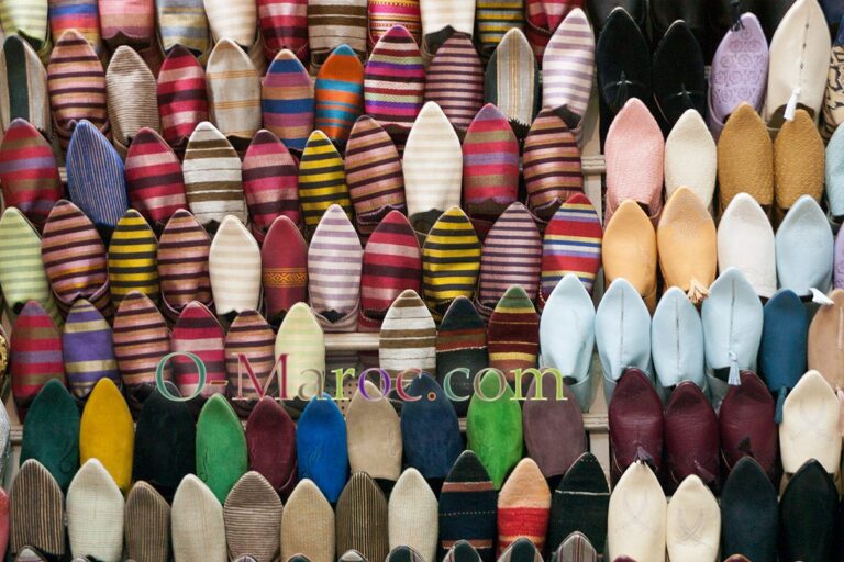 Parade de babouches au souk de Marrakech