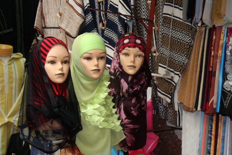Des mannequins présentent des khimars sur un étal dans le souk de Tanger