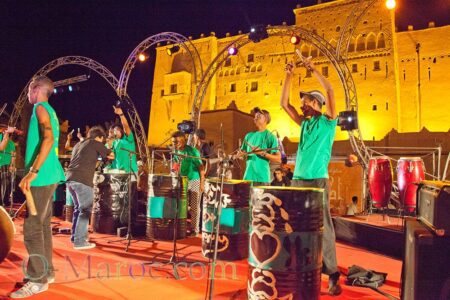 Jeunes de Ouarzazate donnant un concert de tambours "du Bronx" devant la Kasbah de Taourirt