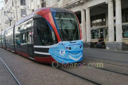 Tramway portant une publicité en forme de masque
