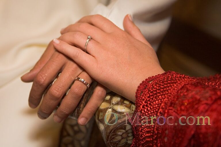 Les mains de deux mariés, une française et un marocain