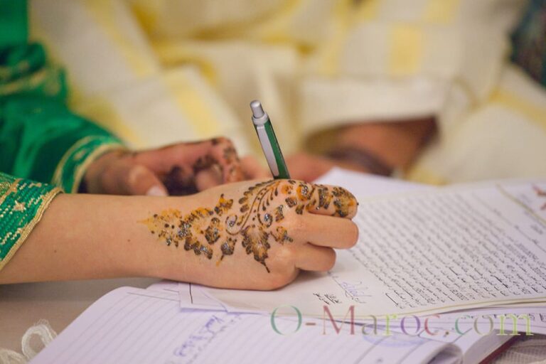 La nouvelle épouse en train de signer son contrat de mariage