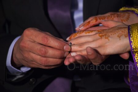 Un homme passe une alliance au doigt de sa femme marocaine
