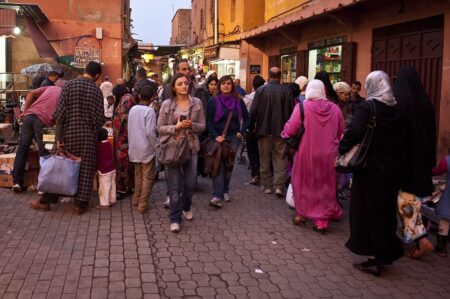 Touristes dans les rues de la medina de Marrakech