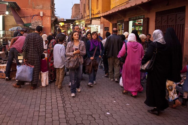 Touristes dans les rues de la medina de Marrakech