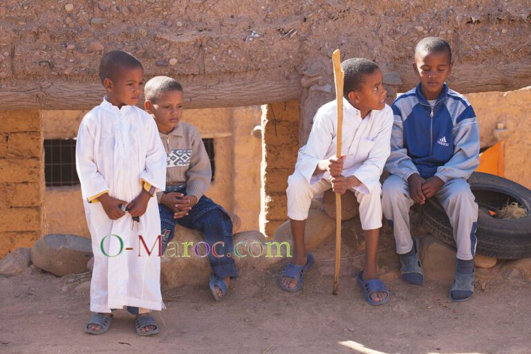 Les plus jeunes assistent dans leurs beaux habits