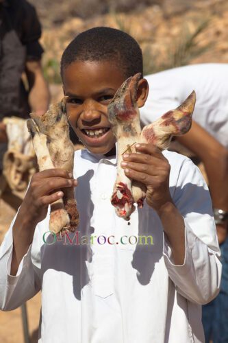 Et l'enfant est fier des pieds du mouton !