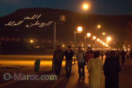 La colline d'Agadir vue de la corniche, la nuit