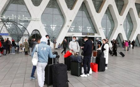 Passagers devant l'aéroport de Marrakech
