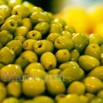 Olives vertes sur un marché