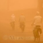 Rouler à vélo dans la tempête de sable