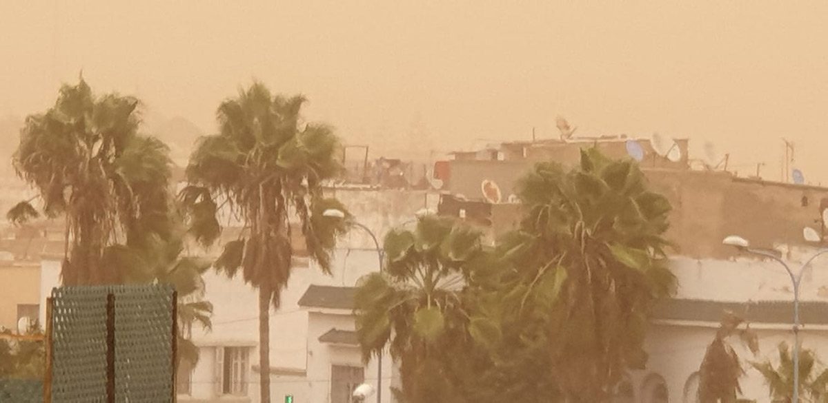 Vue d'une terrasse sous la tempête de sable