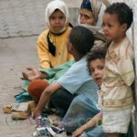Une mère et ses enfants mendient dans la medina