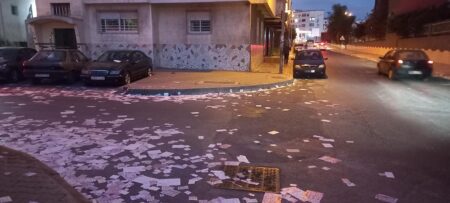 Tracts dans une rue de Casablanca