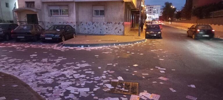 Tracts dans une rue de Casablanca