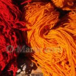 Écheveaux de laine rouge et orange