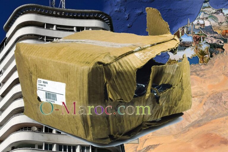 Colis postal abimé sur fond de carte marocaine