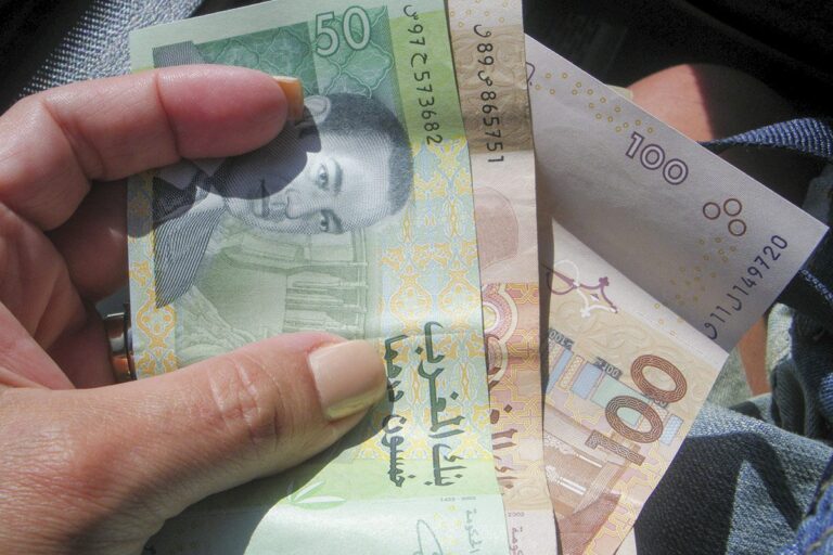 Dirhams dans une main