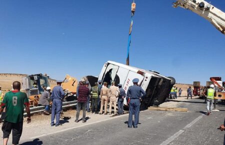 Le car accidenté sur le bas côté en cours de redressement